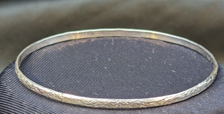 Textured bangle